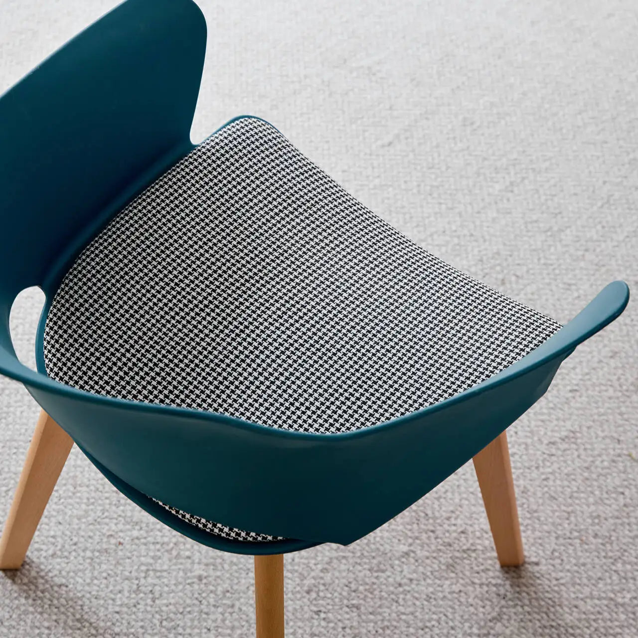 Chaise Lorraine — bois, design contemporain, avec accoudoirs