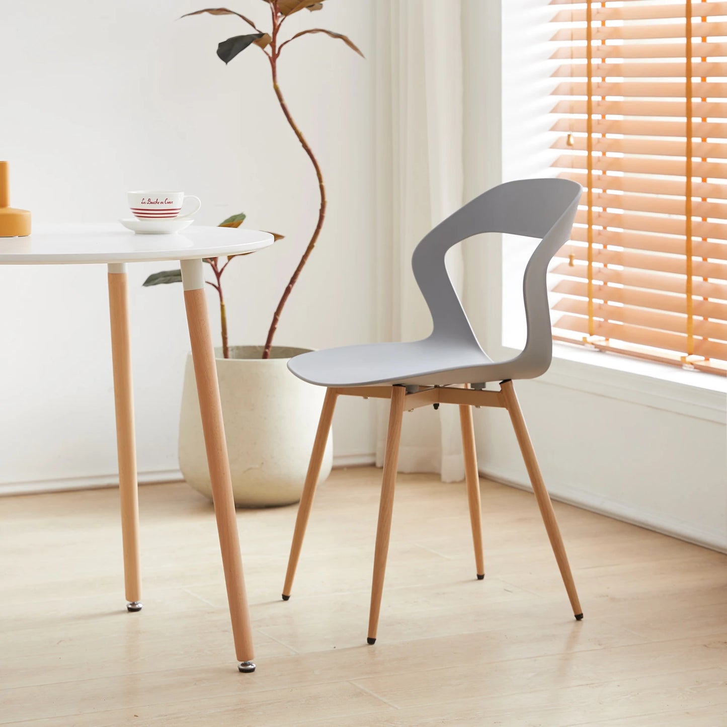 Chaise Bastien — finition blanche, style nordique